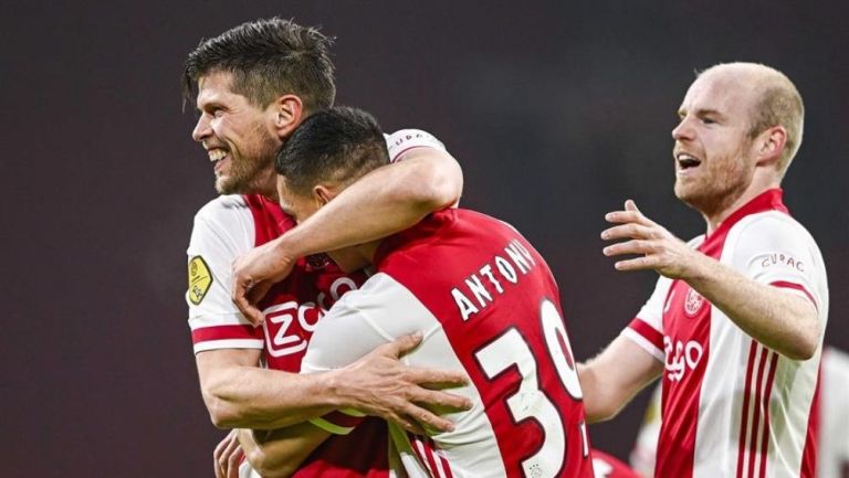 Jugadores del Ajax festejan el primer gol 