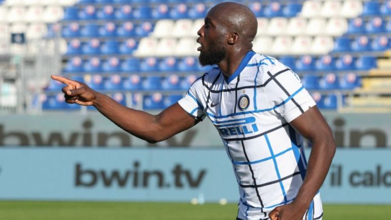 Romelu Lukaku en festejo ante el Cagliari