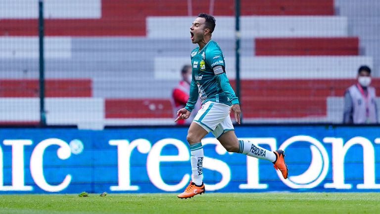 Luis Montes festeja un gol con León 