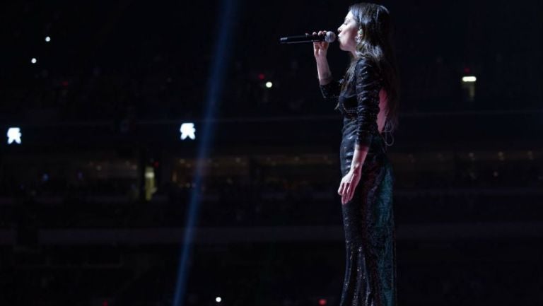 Paty Cantú entonando el Himno Nacional mexicano