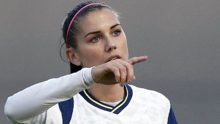 Alex Morgan festeja una anotación