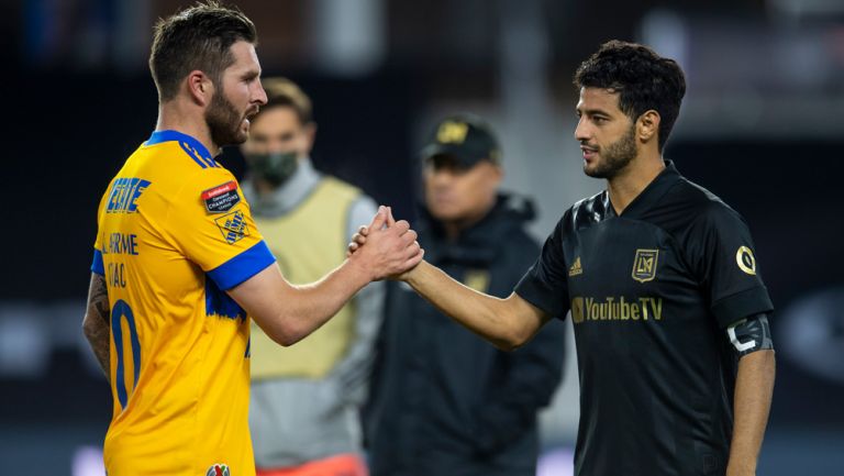 Gignac saluda a Carlos Vela tras la Final de Concacaf 