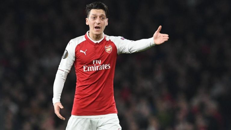 Mesut Özil durante un duelo con el Arsenal 