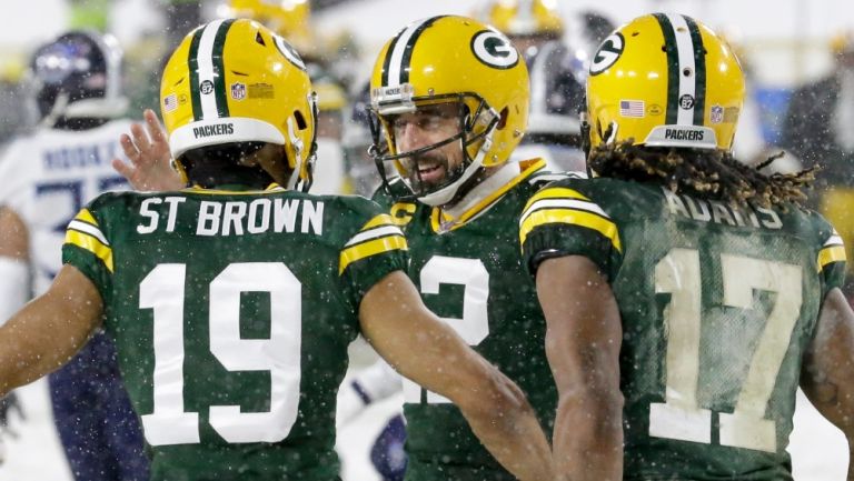 Jugadores de Green Bay festejan contra Tennessee