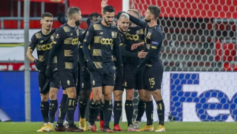 Jugadores del Standard Lieja festejando un gol