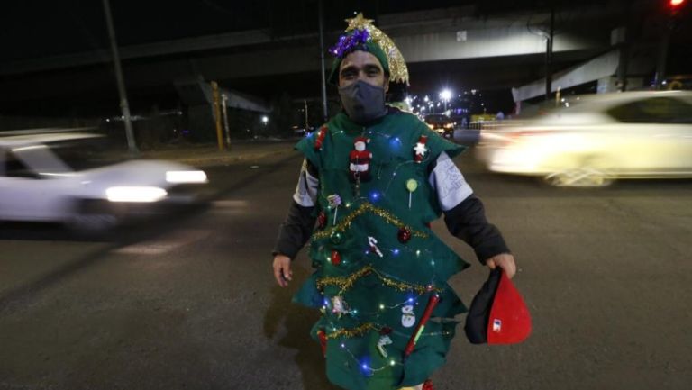 Hombre vestido de árbol de Navidad anima las calles y dirige el tránsito en  CDMX