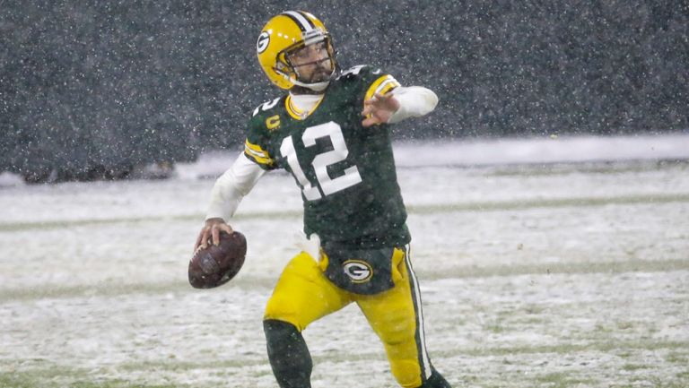 Rodgers lanza un pase bajo la nieve en Lambeau Field