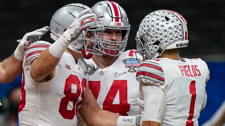 Jugadores de Ohio State celebran un touchdown