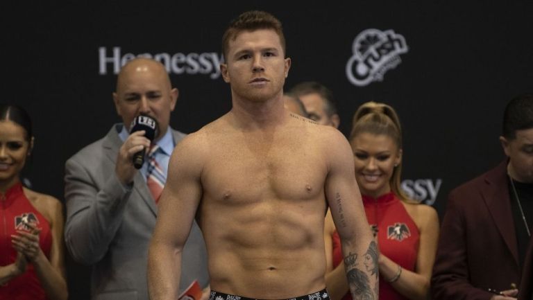 Canelo Álvarez durante un pesaje