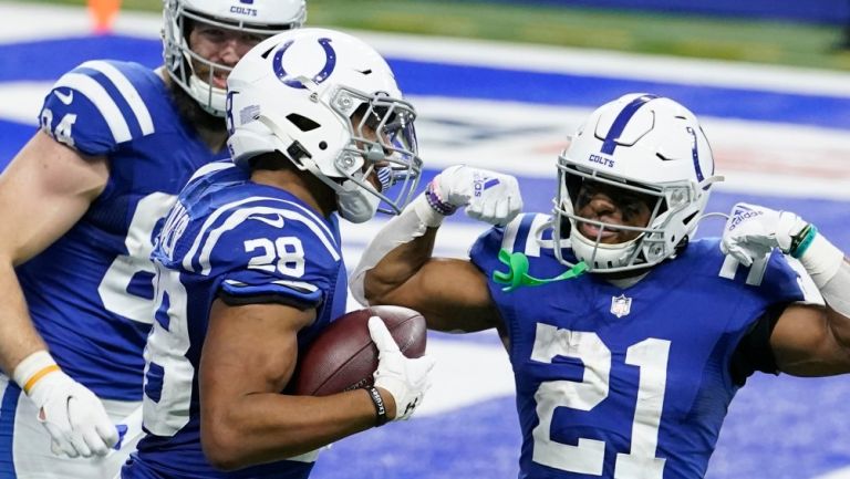 Jugadores de los Colts celebran un touchdown para los Jaguars