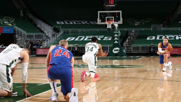 Jugadores de Pistons y Bucks se manifestaron durante el partido 