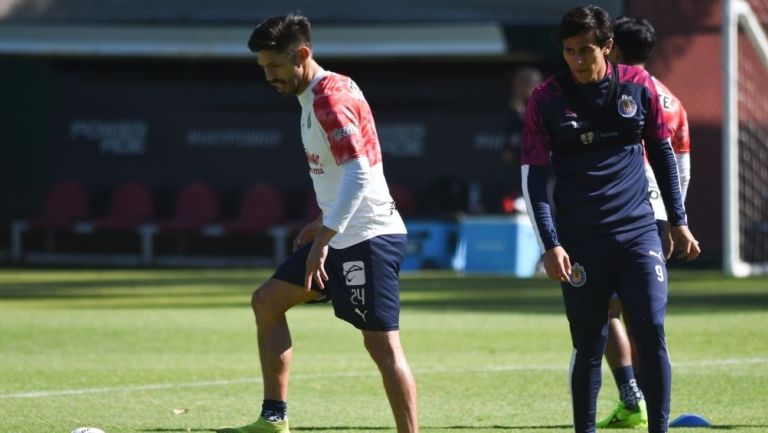 Peralta y Macías en un entrenamiento de Chivas 