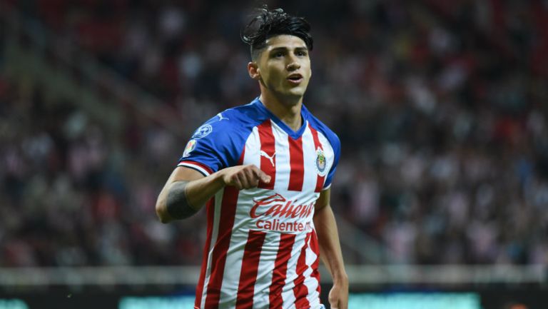 Alan Pulido en partido con Chivas