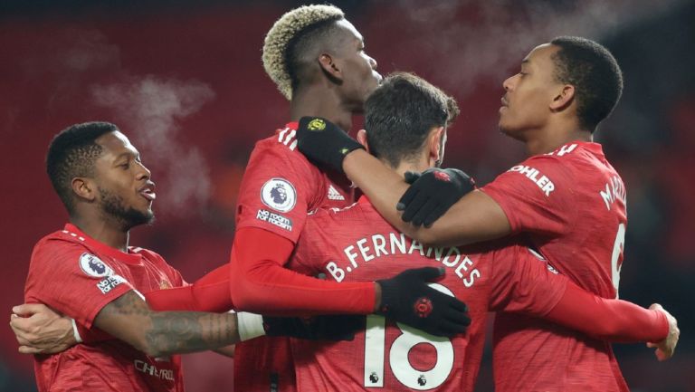 Jugadores del Manchester United festejan un gol