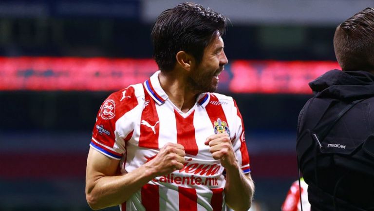 Oribe Peralta en festejo con Chivas