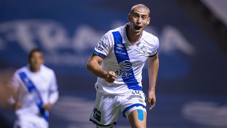 Santiago Ormeño festeja un gol con Puebla