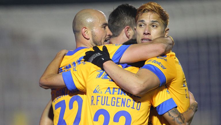 Jugadores de Tigres festejan un gol