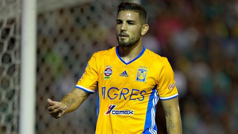 Andy Delort en un partido con Tigres