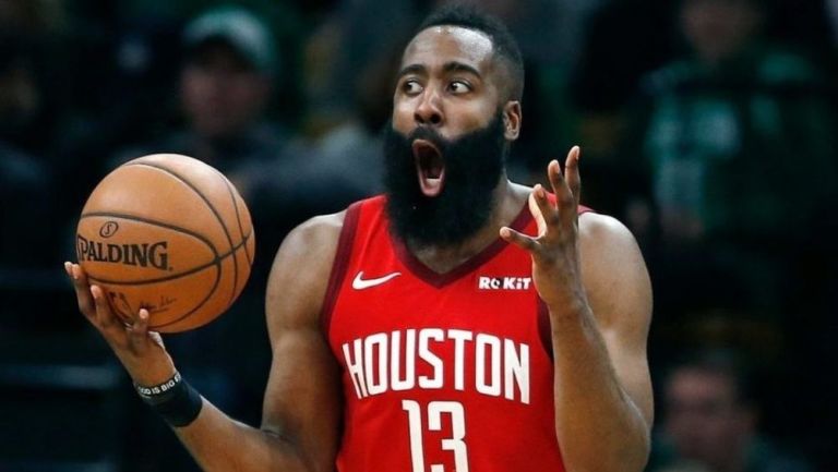 James Harden en un partido con Rockets 