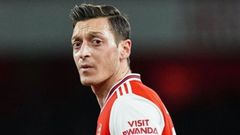 Mesut Özil en un partido con el Arsenal 