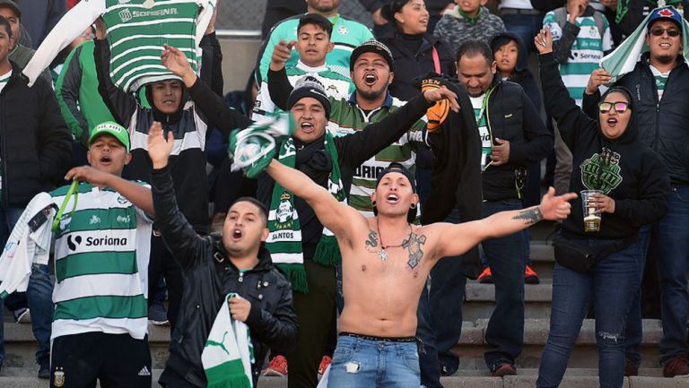 Afición de Santos alentando a sus jugadores