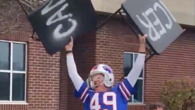  Video: Aficionado de Buffalo celebró al estilo 'Bills Mafia' haber superado el cáncer