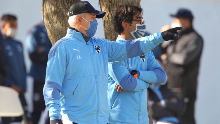 Javier Aguirre en una práctica de los Rayados