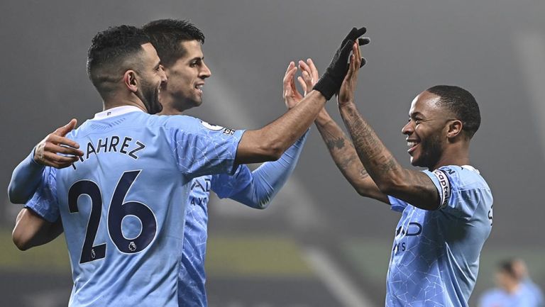Jugadores de Manchester City festejan uno de los goles