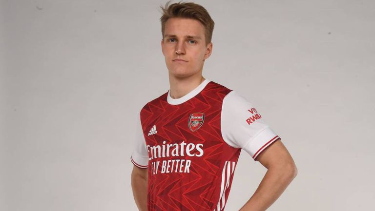 Martin Odegaard posa con la camiseta del Arsenal 