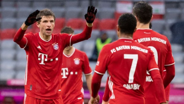 Thomas Müller festejando con sus compañeros un gol a favor del Bayern