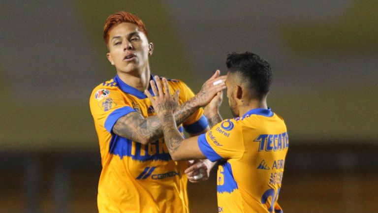 Salcedo y Aquino festejan un gol con Tigres