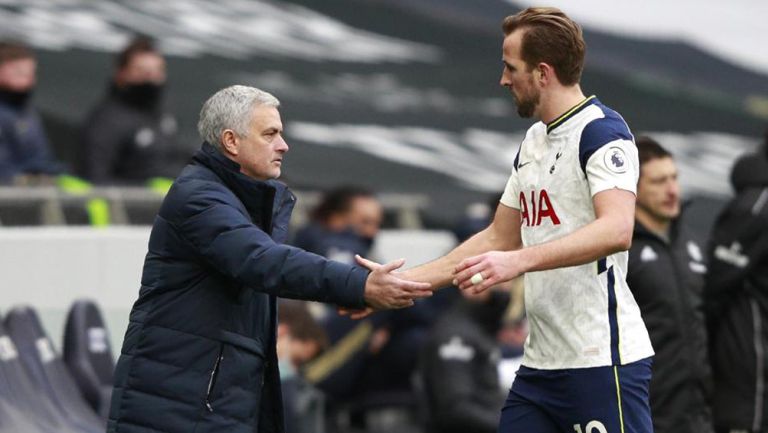 Mourinho felicita a Harry Kane durante un duelo del Tottenham 
