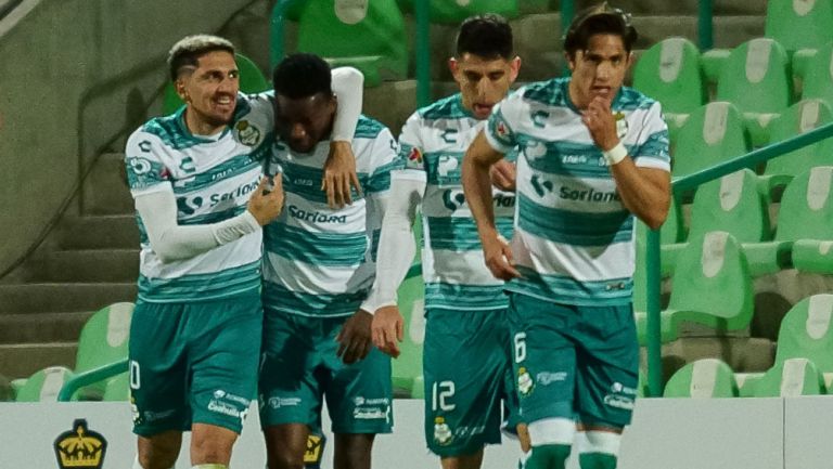 Jugadores de Santos festejan un gol ante La Máquina