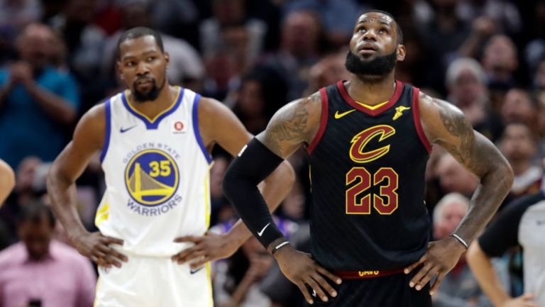 Kevin Durant y LeBron James en un juego de la NBA