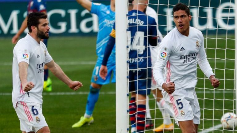 Varane y Nacho festejando tras anotar gol