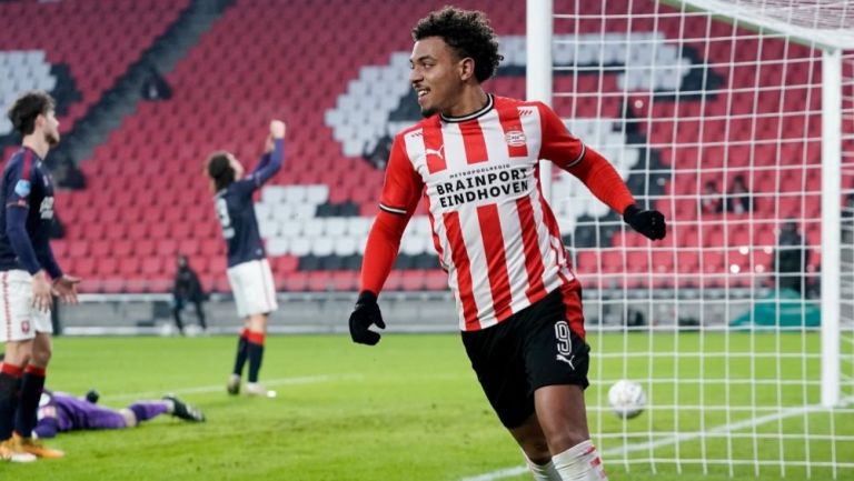 Donyell Malen tras anotar un gol a favor del PSV