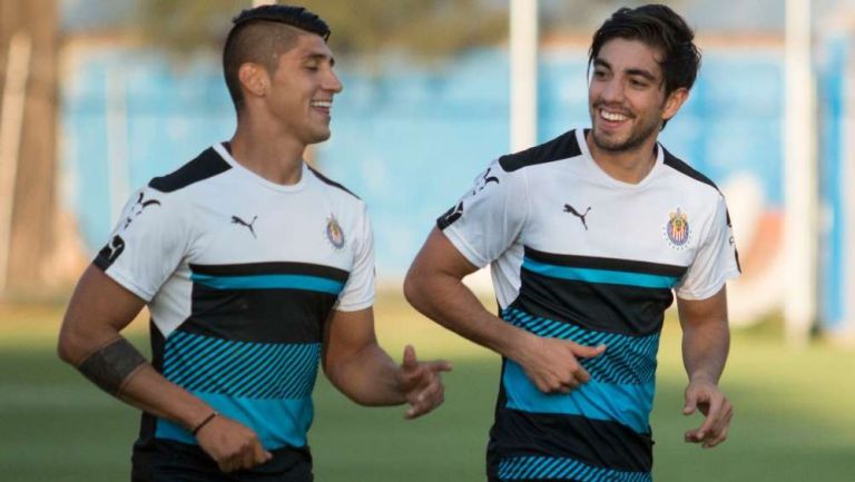 Alan Pulido y Rodolfo Pizarro en entrenamiento con Chivas