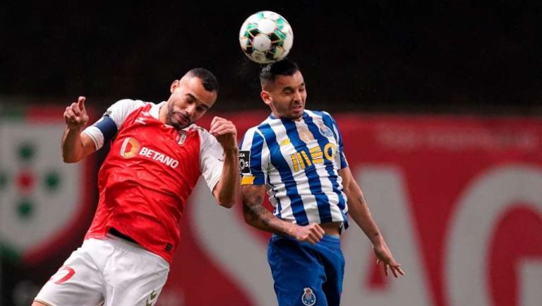 Tecatito Corona durante el duelo ante Braga