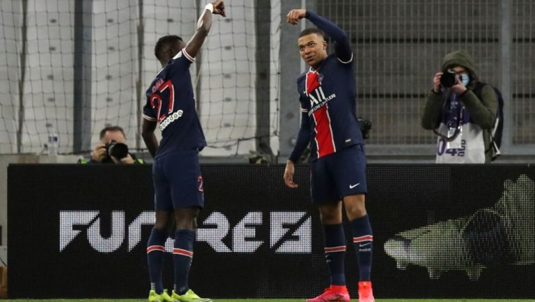 Mbappé y Gueye festejando un gol a favor del PSG