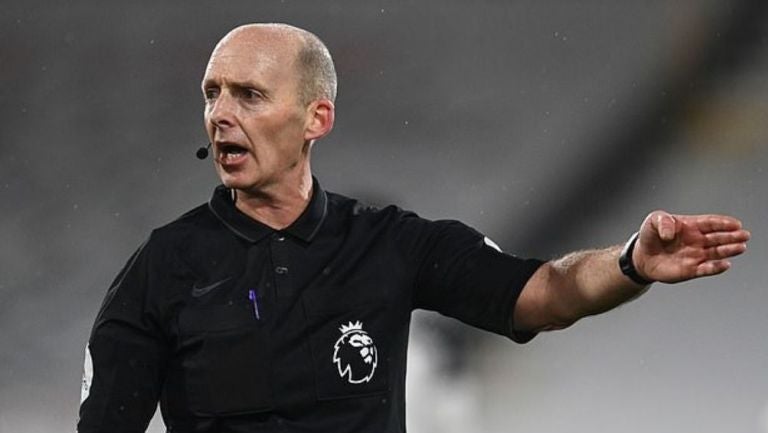 Mike Dean en un partido de la Premier League 