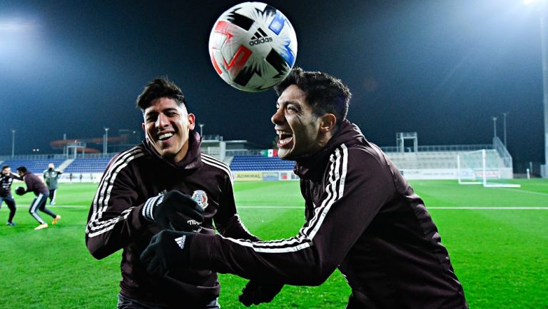 Edson Álvarez junto a Raúl Jiménez en el Tri