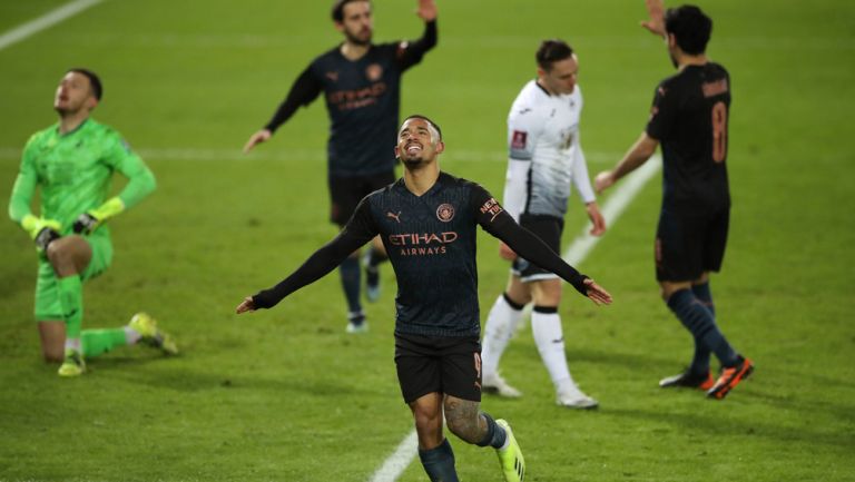 Gabriel Jesús festeja su anotación ante el Swansea