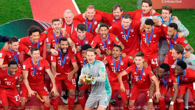 Jugadores del Bayern Munich alzan el trofeo del Mundial de Clubes