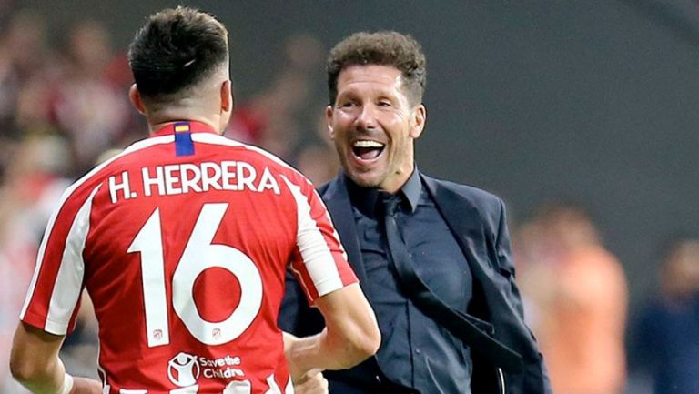 Cholo Simeone felicita a Héctor Herrera tras un gol 