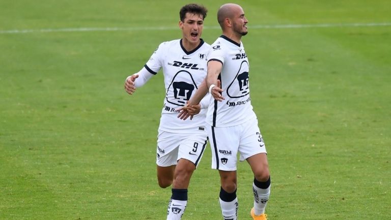 Dinenno y González en un partido con Pumas 