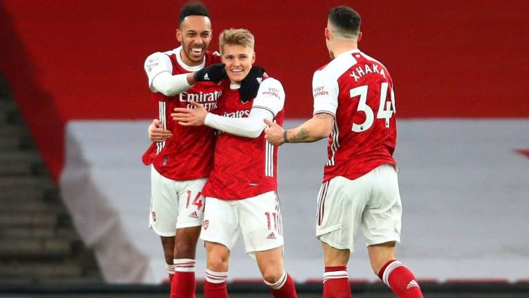 Pierre Emerick Aubameyang y Odegaard en festejo con Arsenal