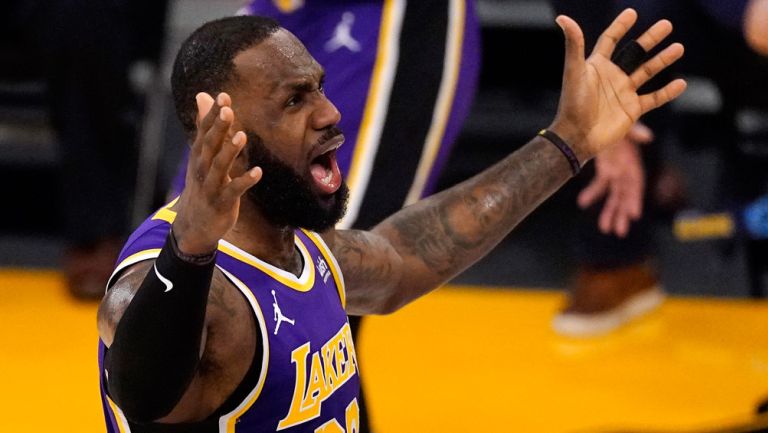 LeBron James, se molesta en juego de los Lakers