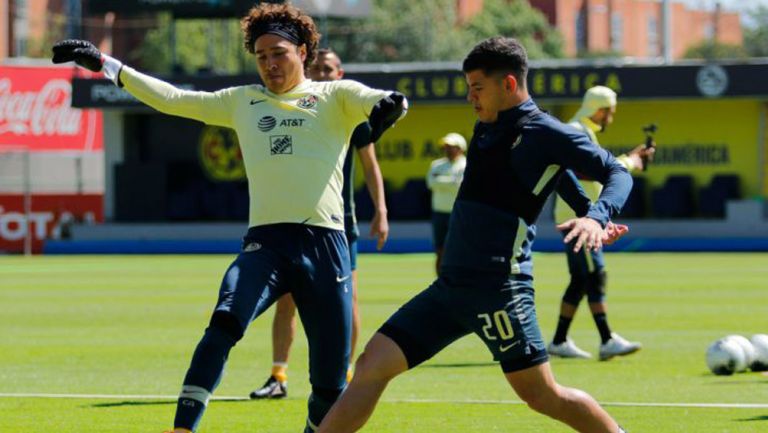 Guillermo Ochoa y Richard Sánchez en un entrenamiento