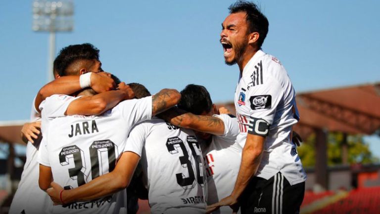 Jugadores de Colo Colo festejan un gol ante la U. De Concepción