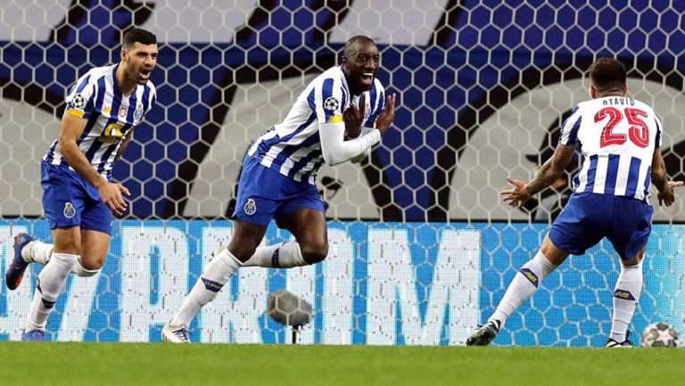 Jugadores del Porto festejan gol ante los Bianconeris